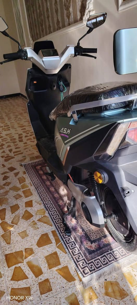 دراجه شحن للبيع
الرقم واتساب ***********
سته بطاريات إكبار 
نضاب بك 
دبل اشاره
السرعه 70
السرعه الوحده تمشيك 30كم
