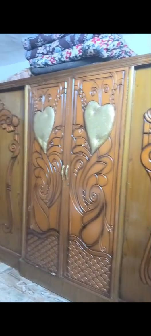 سلام عليكم غرفة اخشاب كامله مابيه نقص للبيع سعر ٢٠٠ وبي مجال المكان جميله قرب سوك الرضوي للإستفسار الرقم ***********
