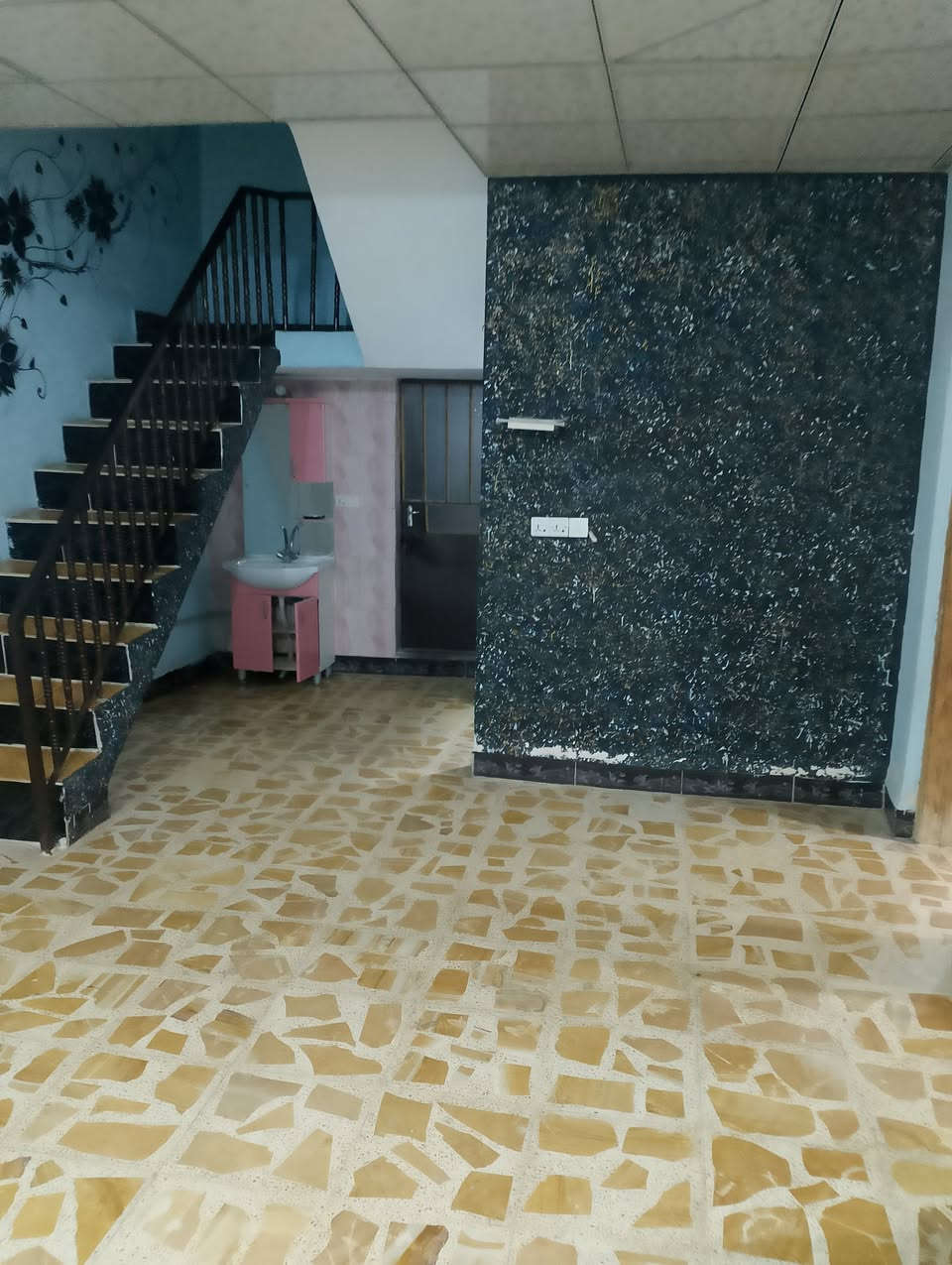 دار للايجار مساحه 200طابق ارضي غير منعزل حي العسكري قرب كوزمتك ايناس
استفسار أكثر ***********
