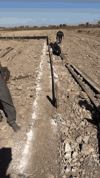 سلام عليكم 
المرحله الثانيه بعد تسويه التربه وحدل الأرض باكامل 
تم المباشره بنصب القالاب الخشب. حجم الجعب 
  40*40 بستخدام طرق هندسيه حديثه 
المساحه الكليه 5000 متر مربع. 
***********
***********
