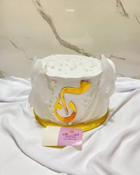 كيكة بتفاصيل ملكية ولمسة فخامة 🤍✨ حشواتنا لهالمرة: نوتيلا + توفي + جوز...