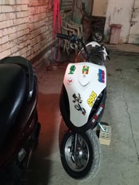 الدراجة مكينة خمسة وخمسين مفتوحة بس على كد البوشة دراجة بيها يدة مال ب...