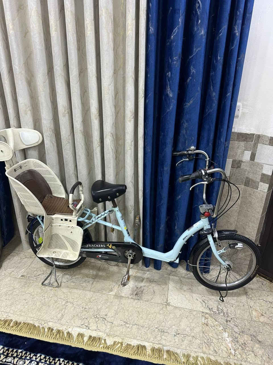 السلام عليكم بايسكل تكسي للبيع برجستون لشه طويله لون سمائي نضافه90% كله شغال ابيع هوه والكرسي سعره 200بي مجال مكان بغداد شعله الخطيب الزراعي للتواصل ***********
