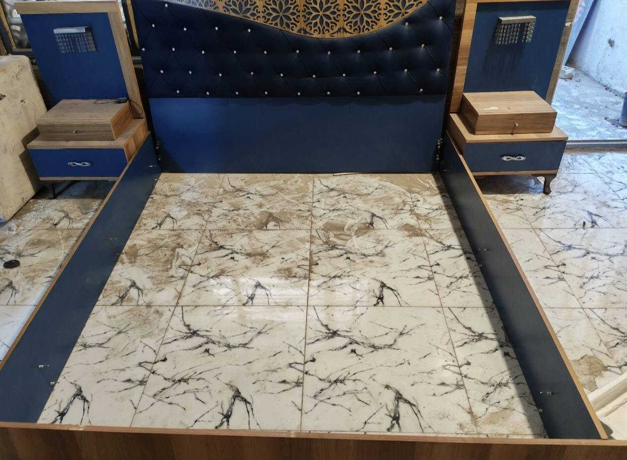 غرفة خمس قطع نظيفه ومابيها شي سعرها 200 مكاني الغدير
رقمي ***********
