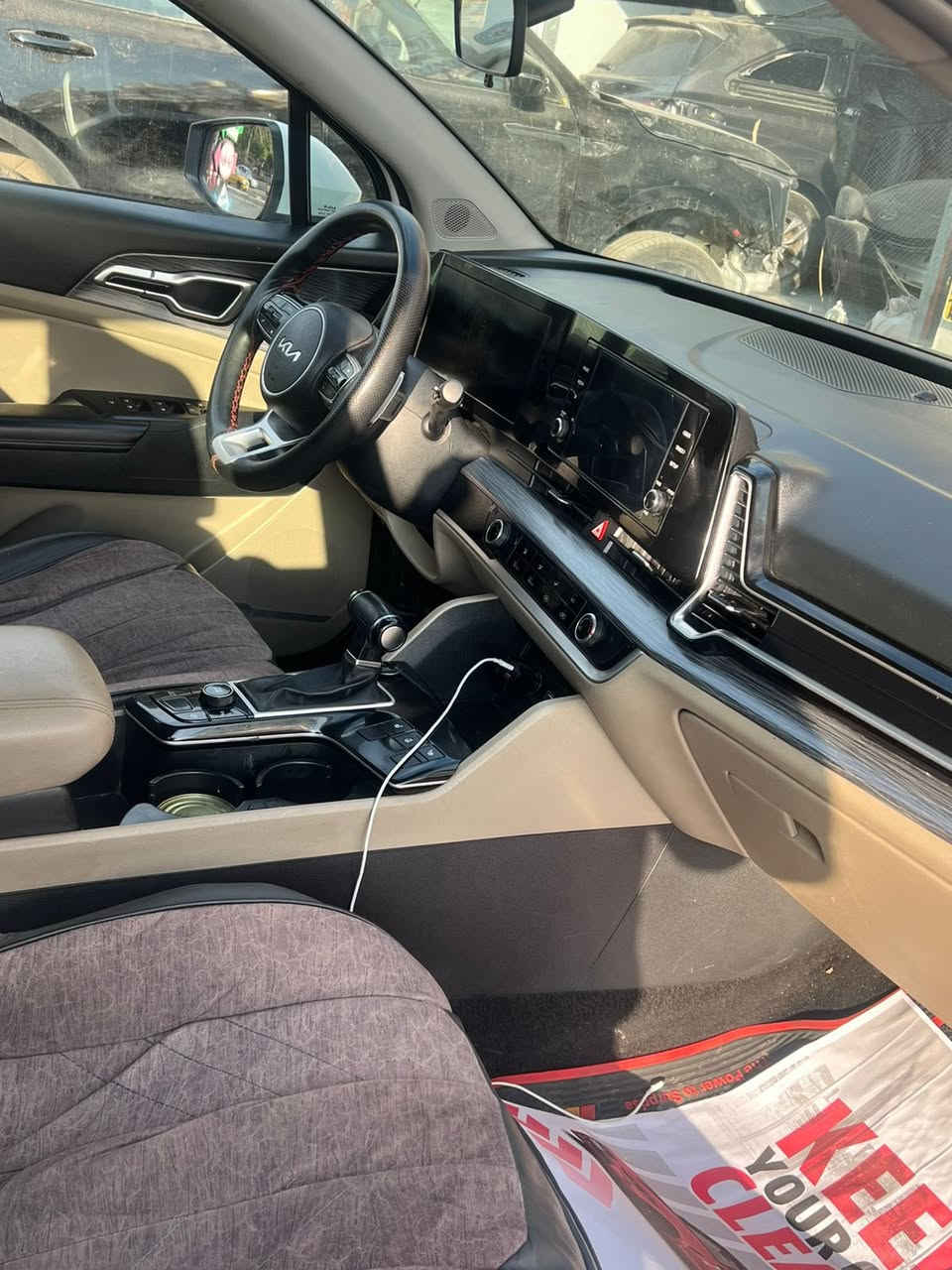 كيا سبورتج ٢٠٢٣ ماشيه ٣٧ خليجيه بيه بارد بسيط في الباب جانب السايق السعر ٢٢الف وبيه مجال فول معدا الفتحه***********
