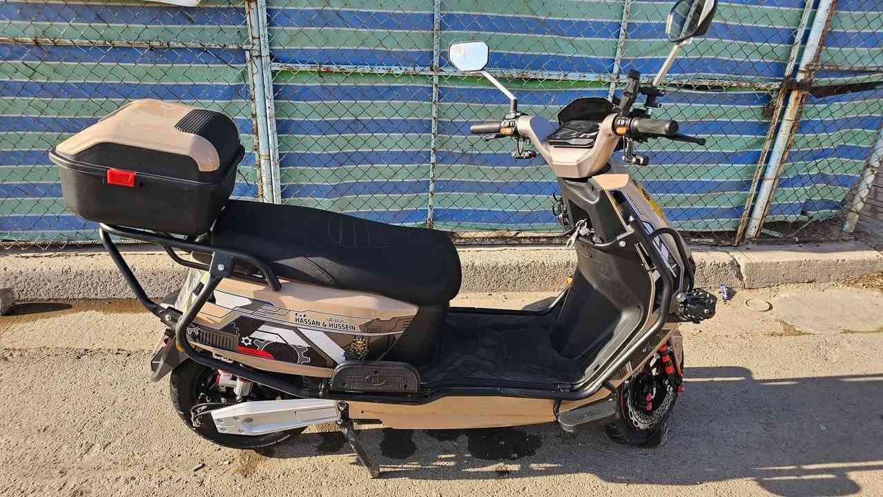 دراجة شحن  مدرعة ولايتات قوية
تاير حجم 90/90/12
ملف 3000  سرعتهة 80_90 km 
تمشيك 60_70 كيلو
بطاريات مسطرة عدد 6 
38 امبير 
مفتاحين وبصمتين
 دراجة نضيفه  
الاستفسار : ***********
مدينة الصدر
السعر 850وبيها مجال
