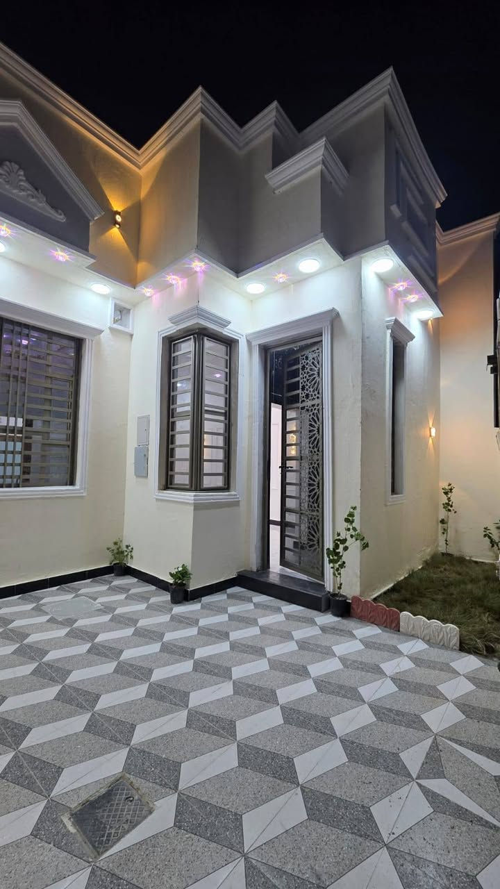 دار سكن للبيع ⛪️ بسعر بلاااش 
***********
#المساحه :: 150متر  بناء حديث بعده بل جيس

#يحتوي البيت على غرفتين نوم 
و ديوان 
و صاله 
و مطبخ 
و صحيات داخلي و خارجي و كراج سياره 
بيت كلش مرتب 

كافه الخدمات متوفره 

#جنس_العقار :: طابو صرف زراعي بأسم عراقي سند ٢٥ راعي

 لارض ساكن نفس المنطقه 

#العنوان بصره طريق سيد حامد قرب مدينة الاندلس السكنيه على شارع 10 متر مقرنص

#السعر 88 مليون   و بي مجال 
شقل درجه اولى حته بيبان تفصال يم نجار باجر انا شالله يكملن 
#للاستفسار الاتصال على الهاتف 📞📳
للعلم فارق جاهز للسكن تتكتب تسلم بيتك 
📳***********📳
