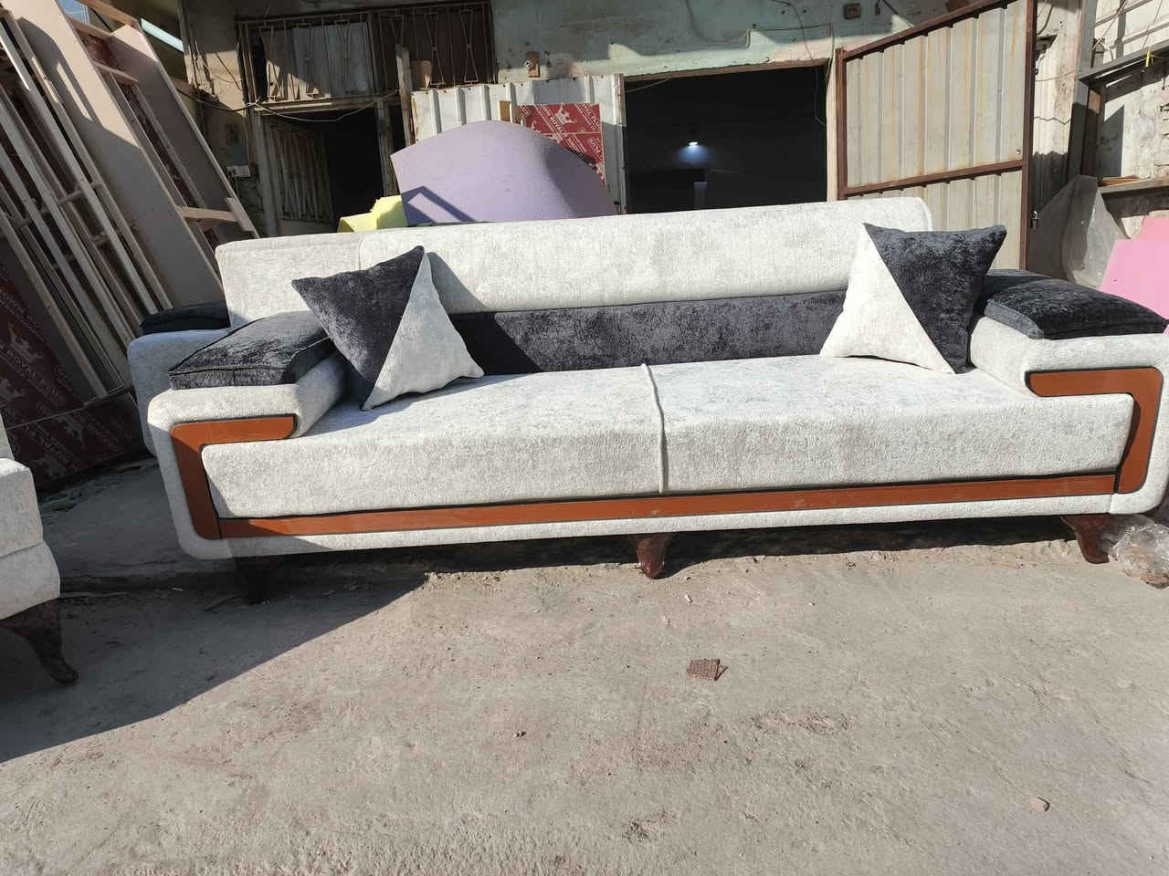 سلام عليكم تخم ١٠ مقعد المقعد بلوك قماش خاولي شغل درجة اولى متوفر جميع الالوان حسب الطلب للاستفسار *********** بغداد, العراق
