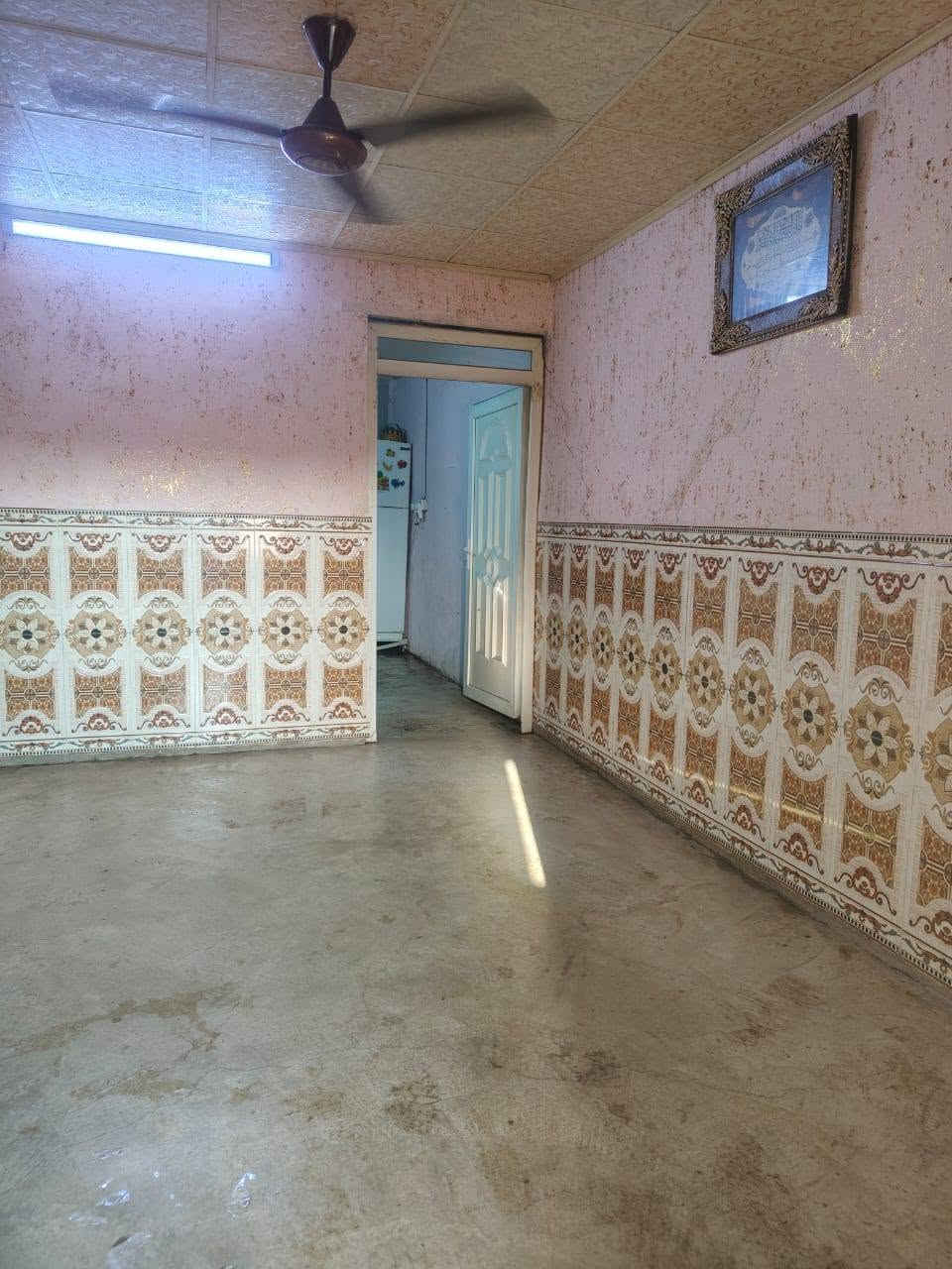 دار سكني مساحه 100متر كارت  ومشي معاملة تمليك بسم صاحب الكارت يحتوي على غرفة نوم وستقبال وطبخ وصحيات خدمات ماء كهرباء يبعد عن سايدين ٥٠متر عنوان البيت نهاية سايدين كنيسة تايتنك اخر السايدين حي عدن معا البيت كاونتر 
السعر 18 وبي مجال 
***********
***********
