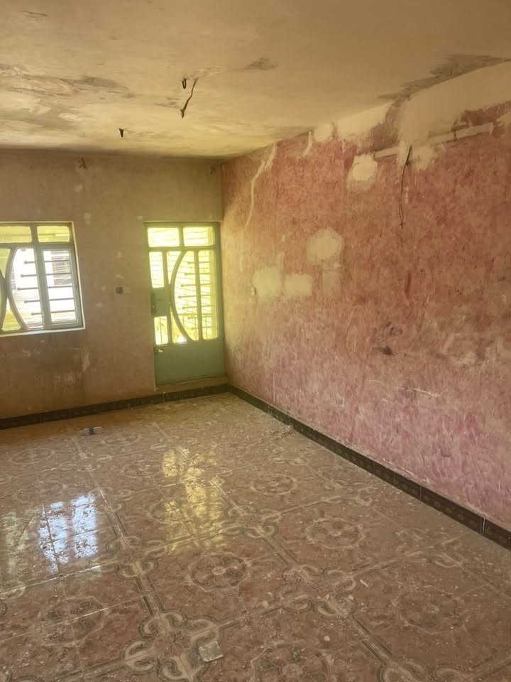 السلام عليكم بيت ٧٥ مترالبيع  غرفتين نوم  طابق ونص صطحين بي بناء قديم يصلح السكن ديوان المخابرات يجاره ٤٠٠ امرمم جديد ارضيه سيراميك وصبغ الستفسار وات ساب ***********
