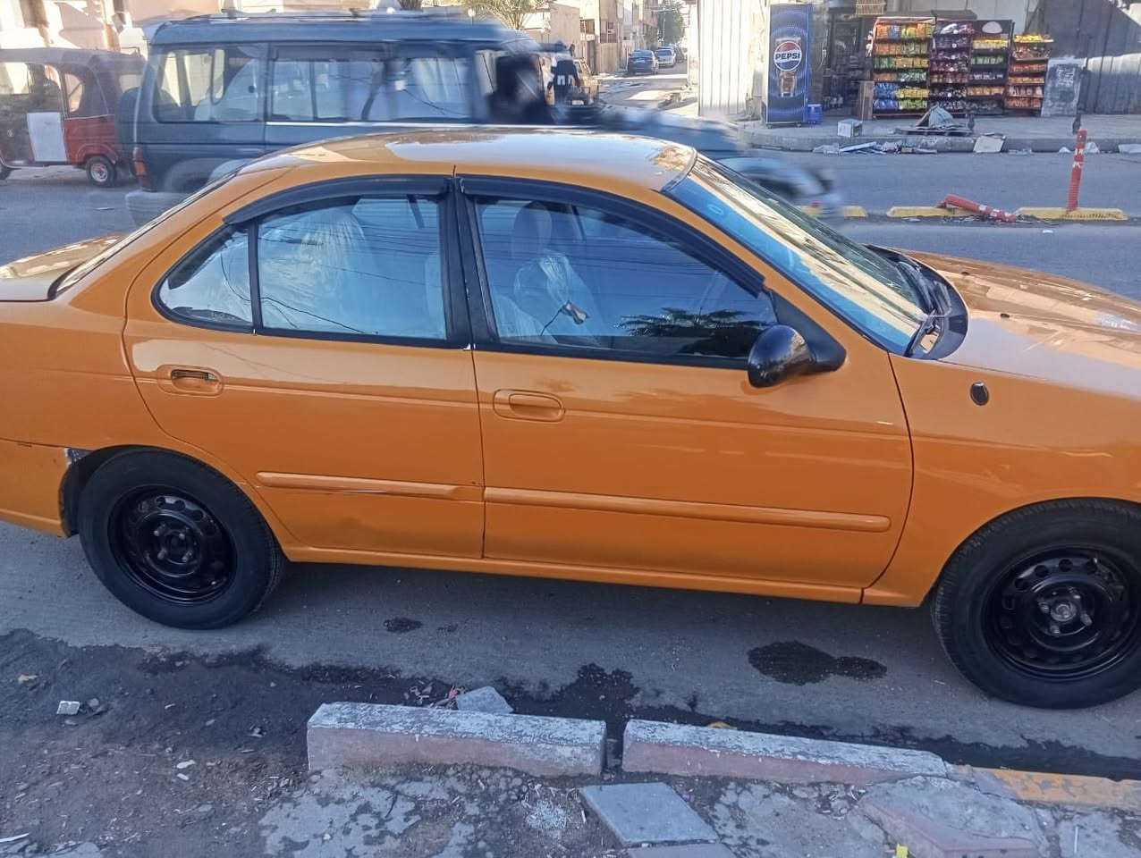 السلام عليكم سيارة نيسان سنترا 2005
السيارة جاهزة بس بيها نقص باور ستيرن 
بيه طخه بجاملغ الخلفي جه السائق
السعر 45 ورقة تحويل ثاني يوم
العنوان دورة بس اتصال على الرقم
0772 539 2055
