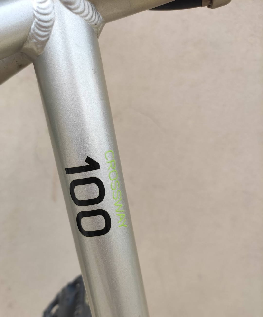 السلام عليكم ...جُمعة مباركة
دراجه ماركة #MERIDA  العالميه ماركه غنيه عن التعريف صنع

ياباني اصلي فئة  #MERIDA_CROSSWAY  

حجم 28 (C700) ....منشأ يابان اصلي 🇯🇵💯Made in japan

فوول ألمنيوم خفيف جدآ ..لشه مضلع حديث فول سلاسه وسرعه

🍏لون مميز سلڤر لامع ميتاليك مطعم بأخضر فسفوري واسود🍏

سستم شيمانو كامل سيت #SHIMANO_ALTUS

بدالات السرعه 8X3 سحب دفع #شاشه حديث

سستم بريكات تيكترو بالمكان سلس جدا

ستيرن نفخ حديث مختوم ميردا MERIDA

تايرات كتان اصلي مختوم ميردا نقشة ناعمة

وياله طبقتين مصممه لتحمل الاوزان الثقيله والطسات اصلي مختوم MERIDA

سرج طبي اصلي مختوم ميردا MERIDA

كمبليونات وياله وسرج سلايت...حتى كمبليون السرج مختوم ميردا

🔴الدراجه قطعه مال حاويه غير مستخدمه داخل العراق....ختم ليبل واحد حتى القبضات والوياله والتاير مختوم #MERIDA 
ما بيها برغي مبدل على وضع الشركه بلاد ...ما بيها اي نقص كامله وجاهزه وبالحقيقه احلى بهواي من الصور خاصه لونها 

المكان موصل الجانب الايسر....السعر 225 الف (ثابت _ نهايتة)

يوجد توصيل بغداد 

رقمي للتواصل ***********
