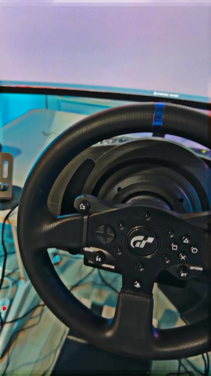 السلام عليكم للبيع thrustmaster t300RS GT edition بي نقص بس قاعدة التثبيت على الميز جديد كلش استعمال شهر السعر 400الف وبي مجال الي يحب يتواصل وياي ***********

