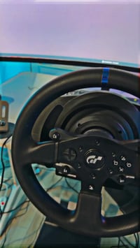 للبيع thrustmaster t300RS GT edition بي نقص بس قاعدة التثبيت على الميز...