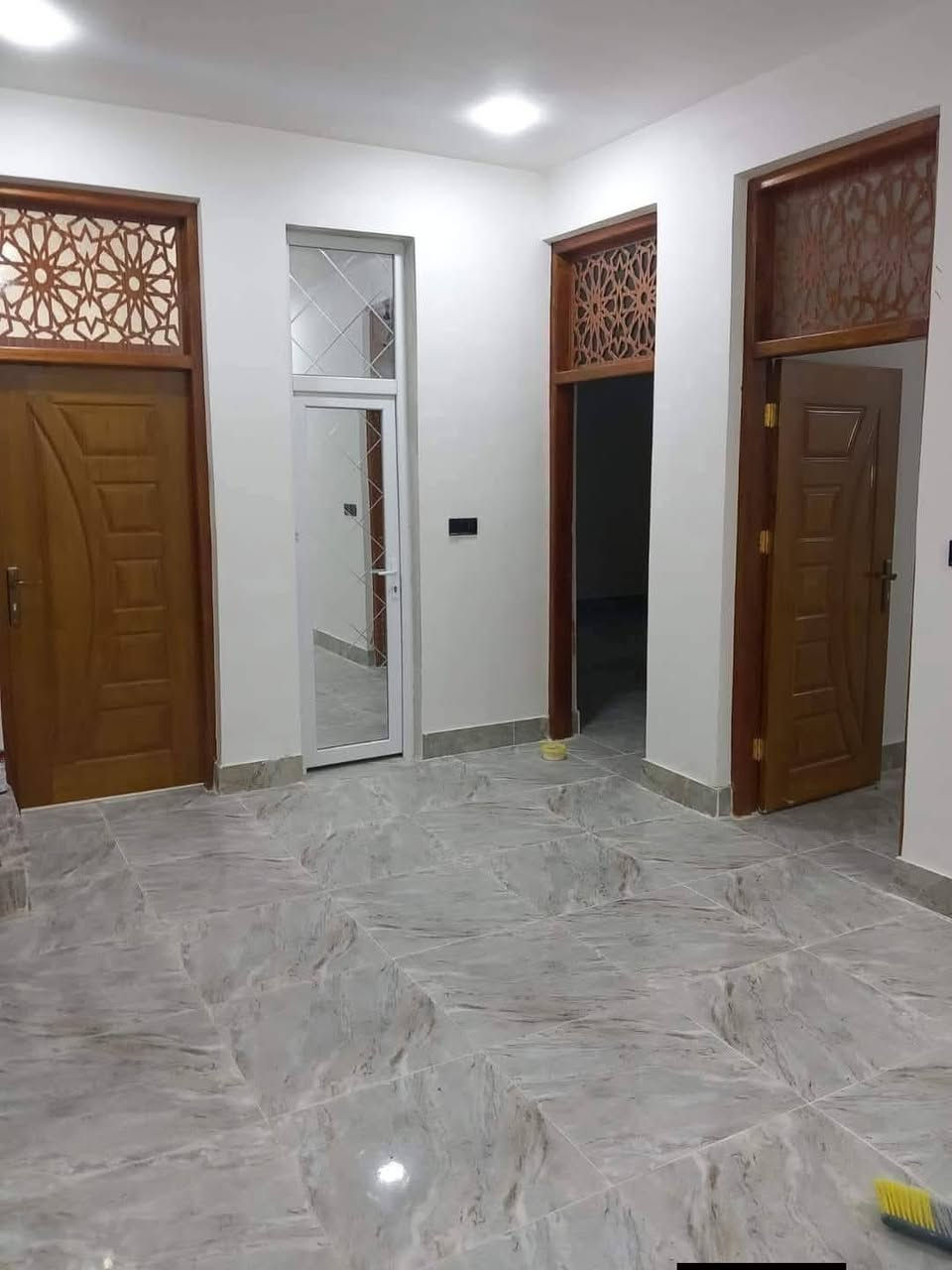 يتوفر دار سكن للبيع في منطقة الزهراء  مساحته 150م بواجهة 10م ونزال 15م ،عرض الشارع 10م ،،
يتكون الدار المشيدة   الطابق الاول استقبال وهول ومطبخ وغرفة نوم وصحيات.  فيما يضم الطابق الثاني ثلاث غرف نوم وهول وصحيات ومخزن ،
قرب المدارس موقع مميز ثاني عن ركن ***********اني مكلف رقم صاحب العقار
اللهم صل على محمد وآل محمد
