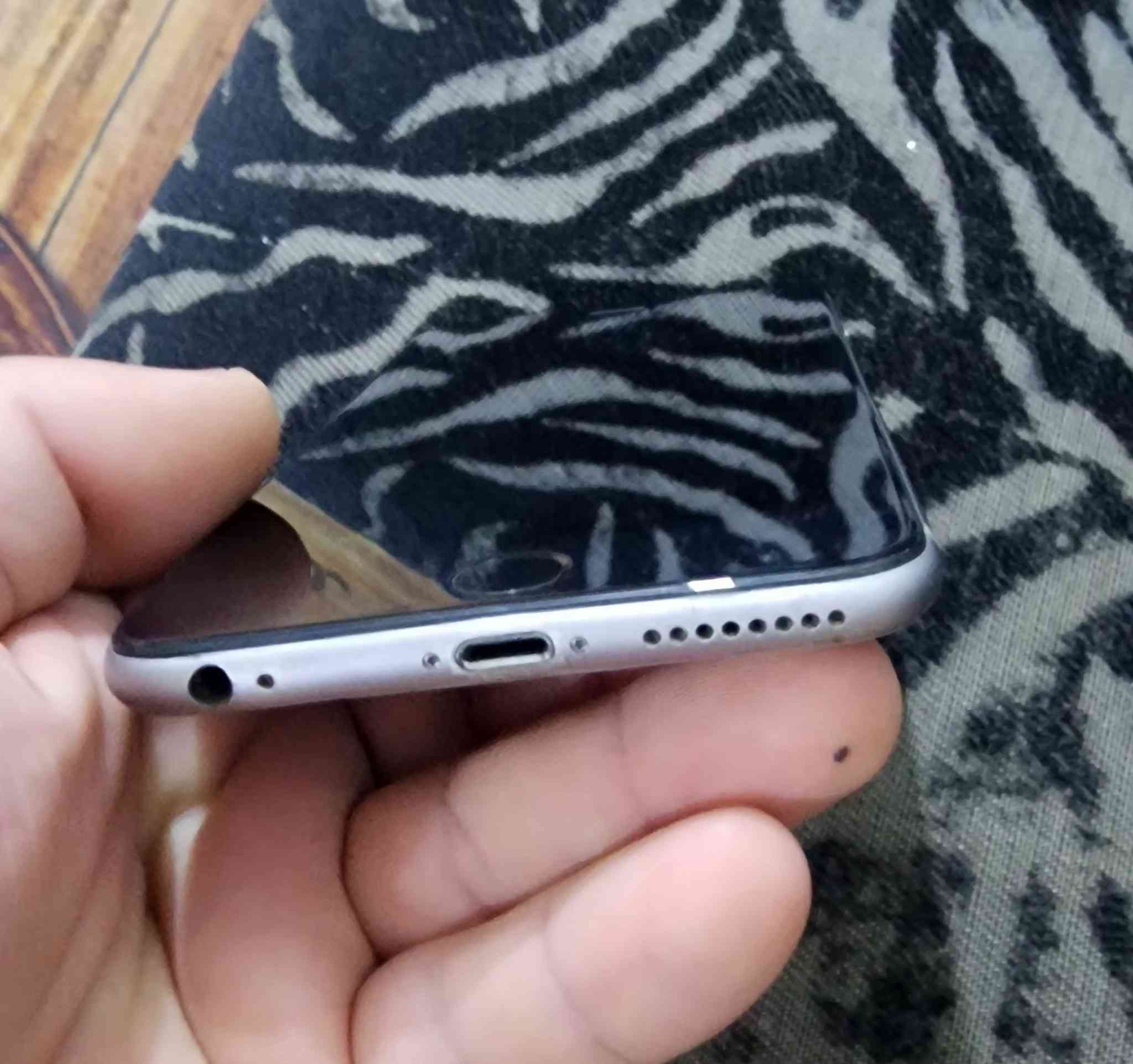 ايفون ٦ بلاص للبيع طافي يشحن ويشتغل شعار ابل بس ميشتغل ٦٠ الف كارت اي كلود موجود دورة شارع ٦٠ موبايل ***********
