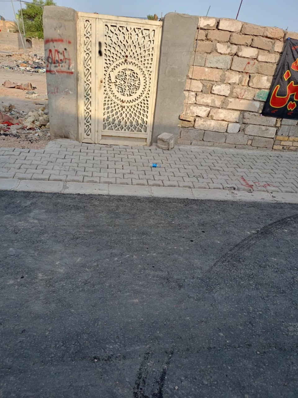 العرض (3)
(للبيع فقط)
بيت. دولان بشارع 30 من تدخل منا على 60 اكو معهد ركن بشارعة كبل  رابع بيت او 5بيت
مساحته 105متر . الممر مالتة متر البيت شوفت عينك يريد ترميم سعر البيت الي ياخذة لازم يرمم
الشارع مالتة مقرنص والتبليط جديد استوهم كملو 
للستفسار الاتصال علئ الرقم
***********☎
