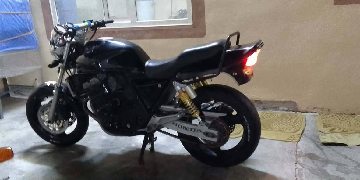 سلام عليكم للبيع HONDA400 (CB محرك مفتوح سعر9 رقم موبايل***********
