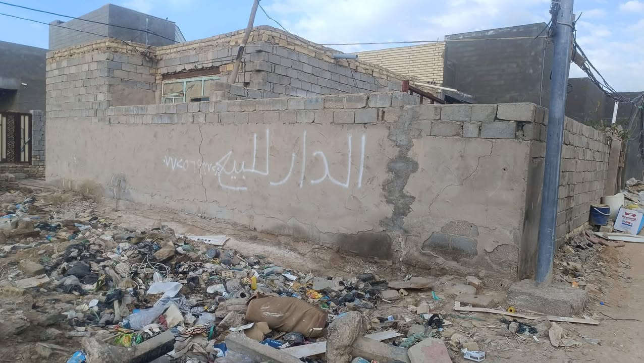 دار سكني 
للبيع في منطقة حي الاصدقاء 
طريق شريفات قرب الشارع الرئيسي 
المساحة 130م 
الاستفسار الاتصال على رقم صاحب الدار ***********
