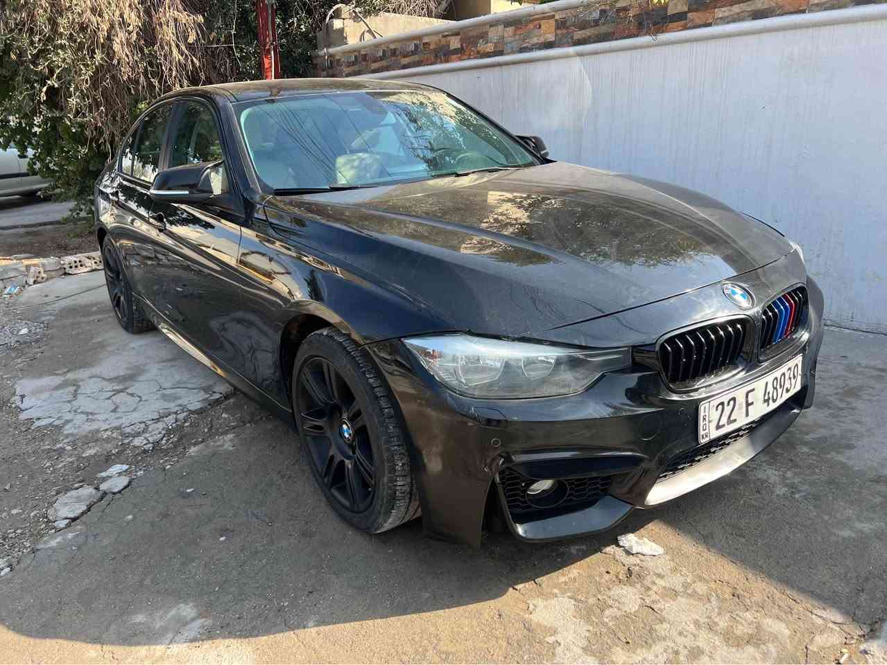 BMW 320 i  
مرحبا سيارة جديدة بمعنى الكلمة داخلة كلين وللعراق انطخت 
بلجاملغ الخلفي نصة مصبوغ   واني صبغت سطح الجنطة اثر جراد بسبب الدرع  كلشي تمام الحمدلله ***********
السيارة عندي وكالة حق التحويل بغداد, العراق
