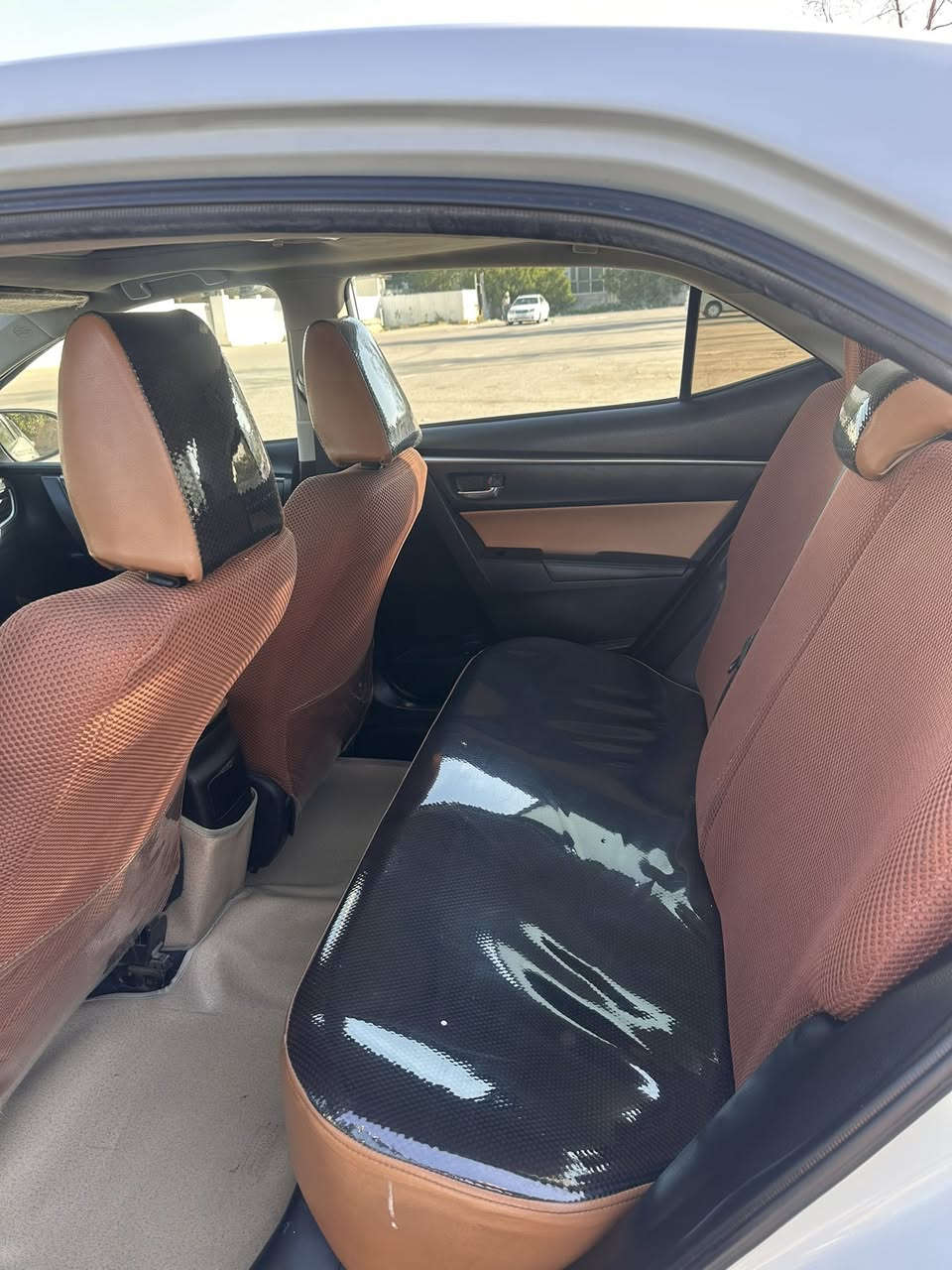 السلام عليكم
كورلا 14 فول موصفات S
محرك 1800
بدون حادث
فتحه بصمه تشغيل 
بصمه ابواب+جنطه
شفتات ستيرن
كشنات جلد
لايت زنون عالي ناصي 
مابيه اي نقص السعر 133 وبيه مجال
***********
