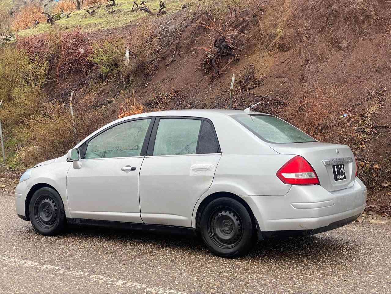 نیسان تیدا …ساخ…ساخ …دوبەیە
2011 se
مواصفات امریکی
اوتوماتیک
٤جام کارەبا
ای بی ئیس
٢ کونترول
شاشە ئایپاد
تحدید سرعە
بلاجکتور
تاقم پلاک و نۆزل و پاتری لۆکە 
سیرفس کراوە
گێڕ و مەکینە زۆر بەقوەت و بێعەیبە 
حیج بەنزین ناخوا مالی فەقیرە
کامل بۆیاخ لەسەر کاڵ بونەوە
پێشی لیدراوی هەیە شانصی پیوەی نیە
شوین - سلیمانی
*********** Singapore
