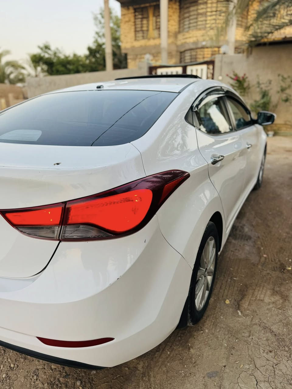 السلام عليكم 
انترا للبيع موديل ٢٠١٥ 
سياره فول مواصفات تبريد قطعتين مري اشاره شفط 
فتحه سقف لايت ابو لد منظومه زنون متكامله الاصلي 
تبريد كير محرك خير من الله 
مراوح راديتر كلشي جديد بيها محرك 1800 
سياره مكفوله بيها فقط مكان كرتات 
 وبارد قليل لا ضربه لا صبغ أبيعك سونار 
مكان العباسيه 
السعر 125 وبيه مجال 
الاستفسار اتصال ع رقم 
***********
