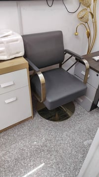 كراسي حلاقه  عدد اثنين السعر 80 الف مراسله عله رقم 07806756212