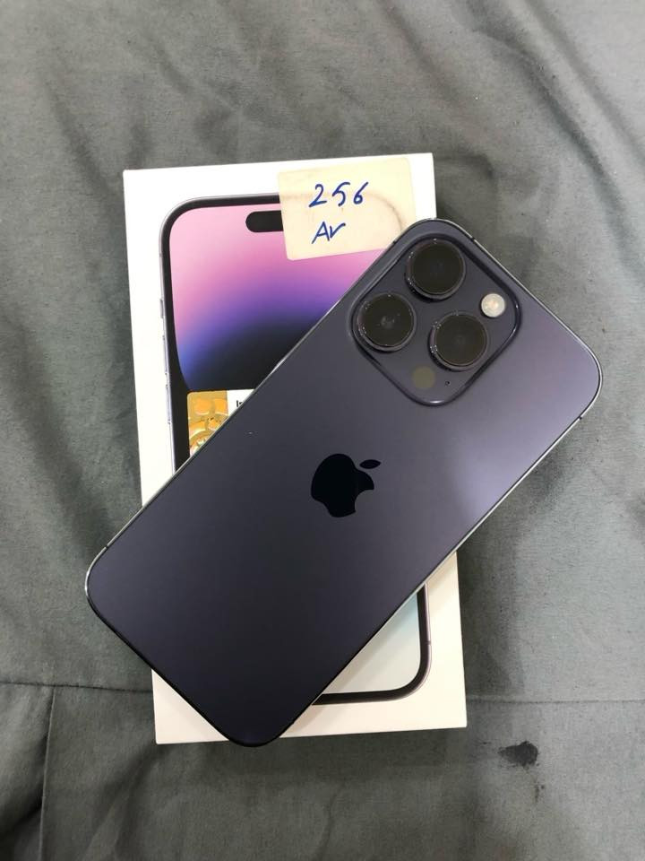 رمضان كريم 
ايفون 14 برو ذاكرة 256 
بطارية 77 
كامرة امامية وسماعه اذن واكفه 
التلفون نضيف وكلشي بيه حجيته وشحنه كلش زين 
رقمي *********** 
السعر 450
