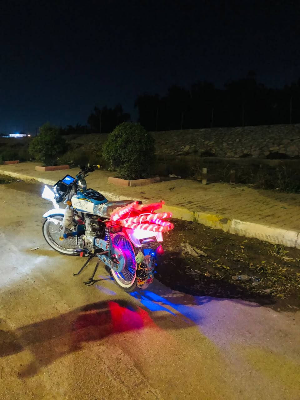 سلام عليكم دراجه تايكر للبيع موديل 25 باب اول دراجه كامله وكفاله خير من الله شلعه ومعدل تجي تشغل وتطلع دراجه مناقصها كلشي من تاير لتاير أوراق بيها مكان ديالى سنديه سعر خاص وبيك خير وتدلل لون مميز بحري 🩵او تنتصل عل رقم ***********او مروس
