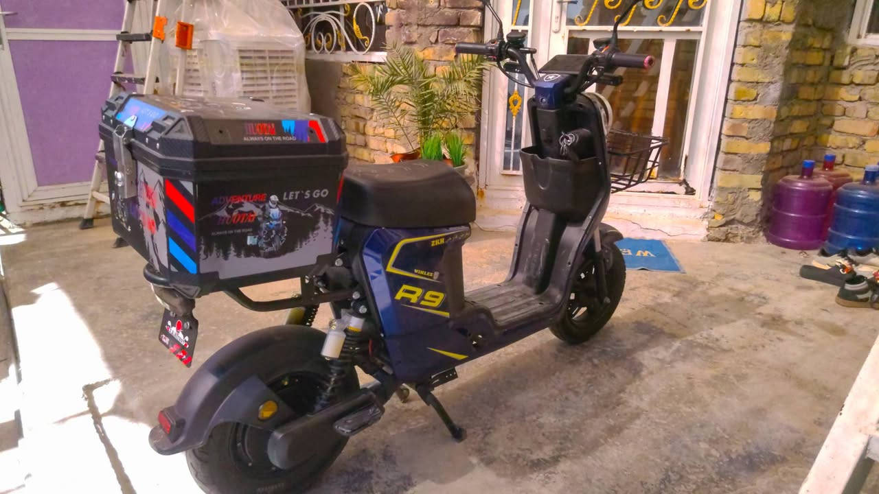 السلام عليكم دراجة R9 فول مواصفات
السعر 425 وبيها مجال رقم التواصل ***********
 عنوان/ بغداد حي العامل 
اشارة يمنة يسرة + دبل اشارة 
هورن 
لد عالي ناصي متحرك 
بيهة 4 سرعات + بك 
 ملف1200 +  5 بطاريات حجم كبير 60 فولت 
بالشحنة الوحدة تمشي اكثر من 30km 
السرعة 77 حقيقي بالعداد تقرة 99 
بيهة بلوتوث وشاشة ايباد ذكية تحدد العطل بالشاشة 
تايرات جويلي 
بريكات دهن عنبار البريك بالمكان بيهة تشغيل بصمة عن بعد 
جهاز انذار بيهة بصمتين وسويجين
