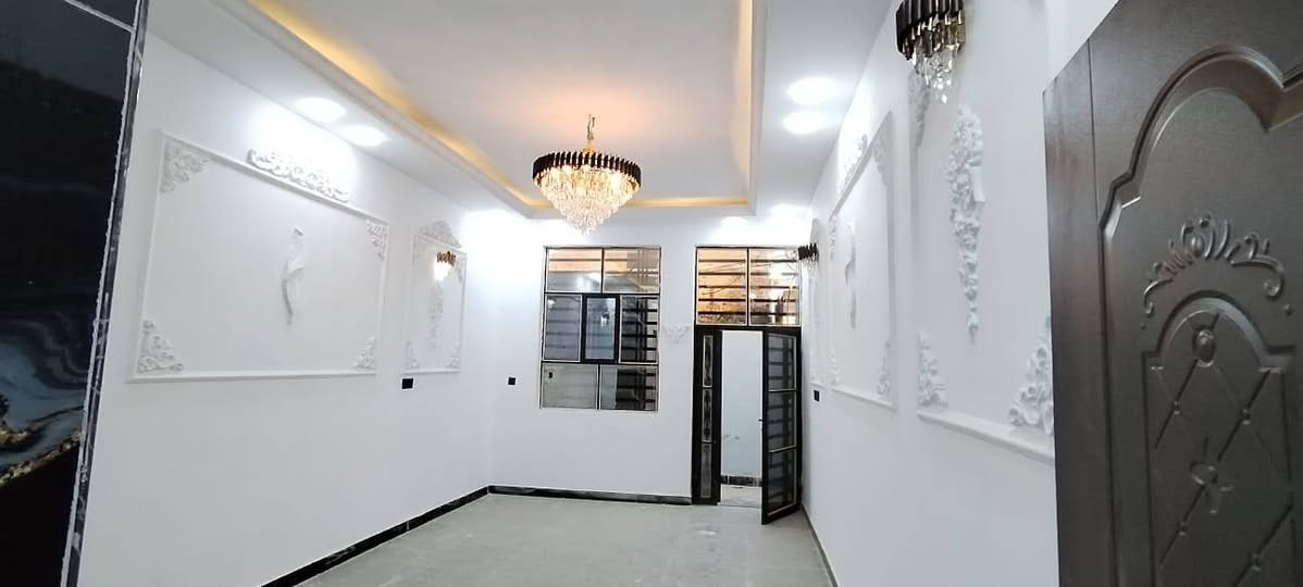 بسم الله الرحمن الرحيم 
دار للبيع المساحه 150 متر حي العسكري المربع الاول بناء جديد درجه اولى صب مركزي طابوق نهروان الطابق الاول غرفتين وصاله واستقبال ومطبخ ومكاشيف 2 صحيات داخليه و خارجيه الطابق الثاني غرفتين وصاله وصحيات السعر 225 مليون مع المجال للاستفسار *********** مكتب الأمير للوساطة العقارية
