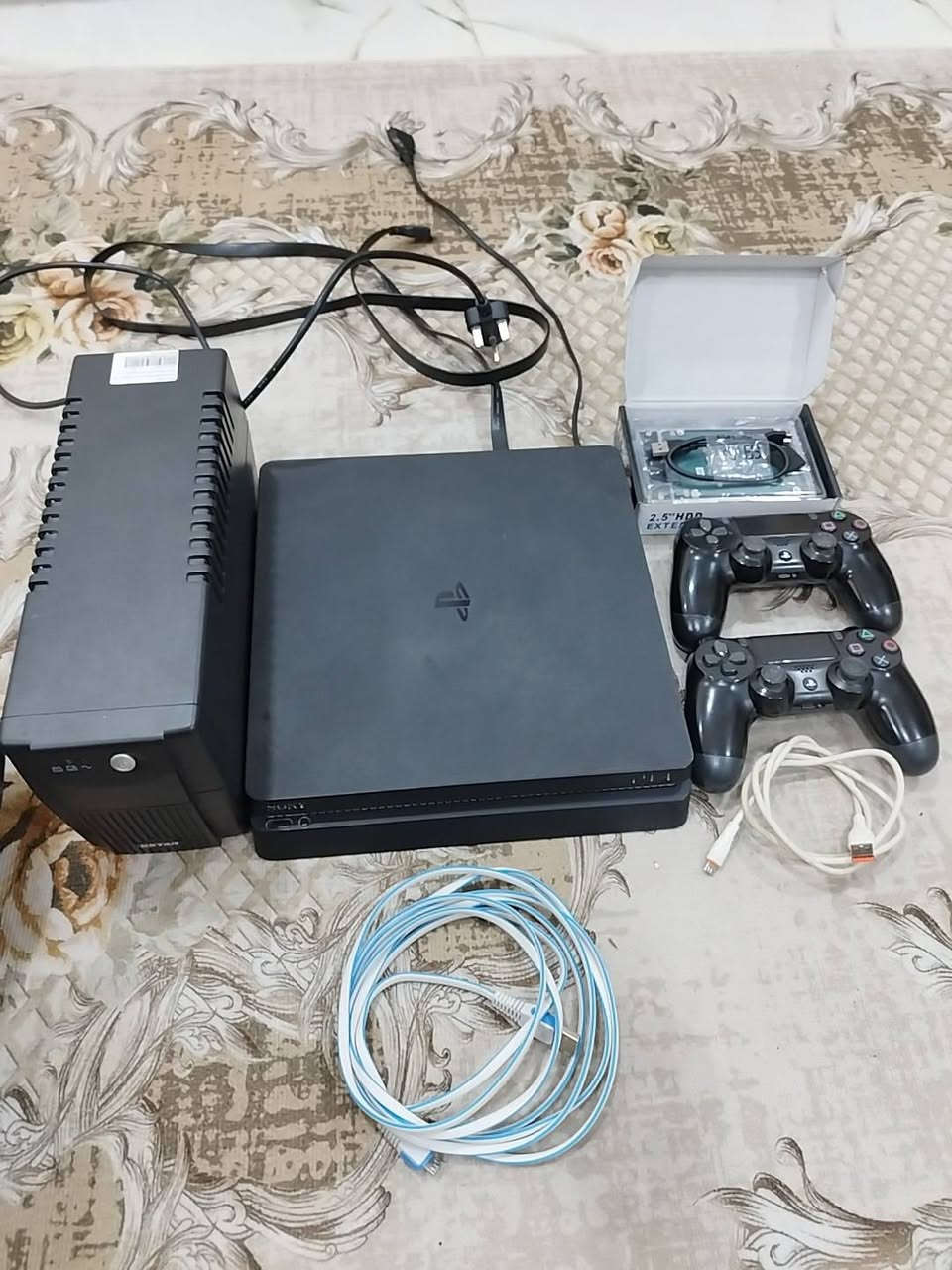 بلي 4سلم مهكر للبيع
جهاز نضيف صاله شهر من مستخدم ما مفتوح

..... وياا يو بي اس 850 جديد يطول تقريباً 20 دقيقة او اكثر 

ذاكرته الجهاز نص تيره يعني 500

توصاله مال شحن جوستك عدد ثنين وحده 3 امتار ولاخره 1 متر 

 ويها  جوستكين اصليات 

لبلي بي العاب عددهن 7 

وياا هارد خارجي وداخلي نص تيره بي العاب هم 

نضام الجهاز 11.2 مهكر قرص  

......................................سعر ب375
.... ***********.....
