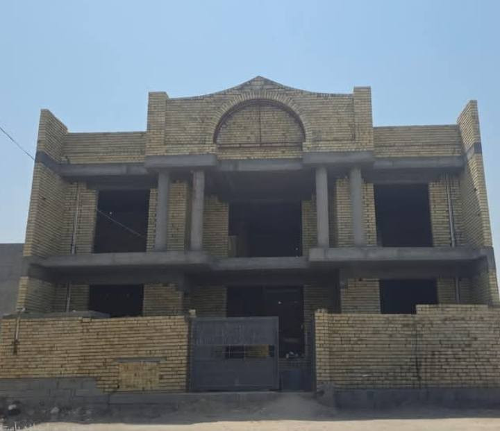 بسم الله الرحمن الرحيم
نجاز كروب 
 للمقاولات الهندسيه    عن عروض لبناء الدور والبنايات وبأسعار تنافسية وبأشراف كوادر هندسية متخصصة في مجال البناء والتصميم
سعر الهيكل200 الف دينار للمتر المربع الواحد
سعر تسليم المفتاح450الف دينار للمتر المربع الواحد
ملاحظه: لا نعمل بنضام  الاقساط
صيغة الدفع:  دفعات  على مراحل الانجاز لحين اكمال العمل وحسب المواصفات التالية:
1 – تنظيف الارض بصورة جيدة بأزاله 10-15 سنتمتر من التربة
2 – فرش طبقة من الجلمود ويحدل بصورة جيدة(اذا كانت التربة طينية)
3- فرش طبقة من السبيس ويحدل بصورة جيدة
4 – رش مادة الكلوردين المضادة للارضة والحشرات
5 – فرش نايلون زراعي سميك بعد الحدل
6 – عمل منظومة مجاري متكاملة حسب المخطط بأنابيب 4 انج ( الشريف المصري او الالماني)
7 – تسليح الاساس(الرفت) بحديد ff او تركي خاضع للفحص مع عمل جسور ارضية حسب المخطط
8 – صب الاساس ( الرفت ) بأرتفاع 40 سنتمتر.
9 – البناء وتقطيع البيت بواسطة الطابوق الجمهوري الخالي من الاملاح وحسب المخطط 
المتفق عليه
10 – صب السقف بأرتفاع 20 سنتمتر مع عمل رباط كونكريت فوق الاضلع بأرتفاع 30 سنتمتر
11 – تقطيع الطابق الثاني بالطابوق الجمهوري (9 انج) 
12 – صب الطابق الثاني بنفس مواصفات الطابق الارضي مع التقطيع حسب المخطط
13 – ارتفاع الطابق الارضي 3.20 متر والطابق الثاني 3 متر
14 – تأسيس الصحيات للماء بوري P.P.R بلاستك (امل الشريف او تركي) للحمامات والمطبخ 
15 – تأسيس الكهربائيات بوري للسقوف والجدران مع واير سعودي او اردني وحسب الاحمال
16 – تغليف الجدران الداخلية بياض مساطر (جص+بورك) 
17 – الابواب الداخلية للغرف خشب لايتجاوز سعر الباب 200 دولار
18 – الشبابيك حديد او المنيوم تركي سراي مع فريم وعمل كتائب حسب الاتفاق مع صاحب الدار
19 – ابواب الحمامات P.V.C
20 – تغليف جدران الحمامات والمطبخ بسراميك هندي درجه اولى بسعر لايتجاوز 10 دولار للمتر المربع الواحد
21 – تغليف الارضية مرمر باحث لايتجاوز 15دولار  للمتر المربع والطابق العلوي بورسلاين درجه اولى شركة ايفا او الميلاد
22الواجها تغلف مع التطعيم بالحجر أو حجر القرض بركاني بورسلايناو مرمر حسب الاتفاق مع الزبون
23 – سيت الصحيات للحمامات تركي بسعر لايتجاوز 200 دولار
24 – محجرات الدرج المنيوم
25 – بايات الدرج مرمر حسب اختيار الزبون لايتجاوز 15دولار
26 – تغليف السطح اشتايكر مع فلين عازل
27 – عمل منظومة كاملة للستلايت والانترنت وكاميرات مراقبة
28 – وضع سخان 120لترمع مفرغة هواء وخزان ماء سعة 1000 لتر 

المخططات الهندسية والمعمارية على حسابنه مجانا  بالاضافة اذا كانت الارض تحتوي على عقار قابل للهدم يكون مجانا على حساب المكتب اذا كانت كبيره

**ا لايتعامل بنظام الاقساط   دفعات  على مراحل الانجاز شريطة العمل المتواصل لحين اكمال العمل للمعلومات  ***********✓***********
