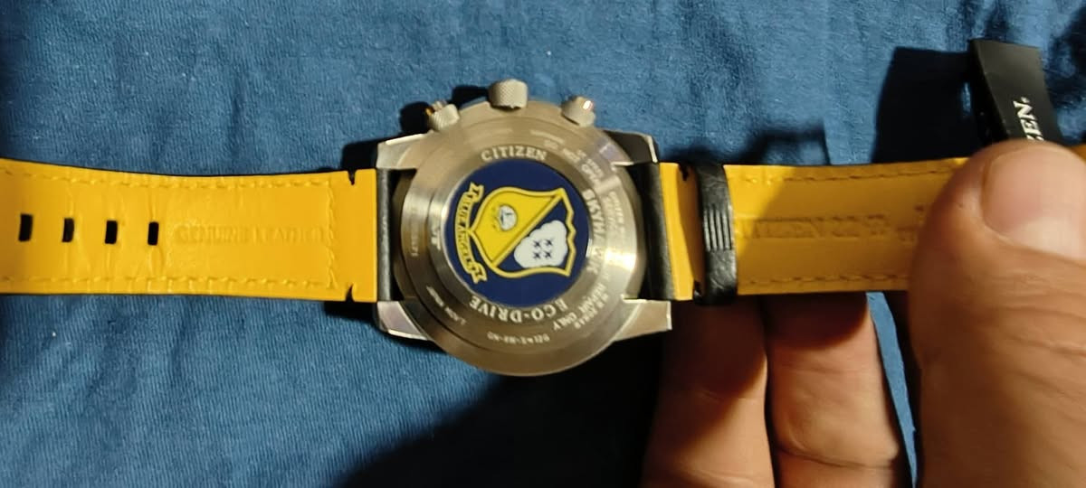 للبيع ساعة ستزن بلو انجل
ستزن موديل U 680 .جديد غير مستخدم .
السعر 500 دولار
المواصفات
ساعة سيتيزن بروماستر بلو أنجل U680 هي واحدة من أشهر ساعات الطيران الاحترافية من سيتيزن، وتتميز بأنها تعمل بتقنية Eco‑Drive التي تعتمد على الطاقة الضوئية ولا تحتاج إلى بطارية تقليدية. الحركة الداخلية هي U680، وهي حركة متقدمة تدعم استقبال إشارات الاقمار الراديوية لضبط الوقت تلقائياً بدقة عالية في عدة مناطق حول العالم.
التفاصيل الكاملة للمواصفات:
تعمل بالطاقة الشمسية عبر تقنية Eco‑Drive مع احتياطي طاقة طويل الأمد.
مزودة بنظام Atomic Timekeeping لاستقبال إشارات الراديو وضبط الوقت تلقائياً في الولايات المتحدة، أوروبا، اليابان، والصين٫ والشرق الاوسط .
تدعم التوقيت العالمي لـ 43 مدينة بالإضافة إلى توقيت UTC.
تحتوي على كرونوغراف بدقة 1/100 ثانية يمكنه القياس حتى 24 ساعة.
مزودة بمؤقت عد تنازلي وتقويم دائم لا يحتاج إلى تعديل حتى نهاية القرن.
تعرض الوقت عبر مزيج من العقارب التقليدية مع شاشات رقمية مزدوجة لزيادة وضوح المعلومات.
مؤشر احتياطي الطاقة يظهر على المينا لمتابعة حالة الشحن.
مقاومة للماء حتى 200 متر، مما يجعلها مناسبة للسباحة والغوص .
الهيكل مصنوع من الفولاذ المقاوم للصدأ مع زجاج سافاير كريستال مقاوم للخدش.
الحزام متوفر إما من الفولاذ المقاوم للصدأ او الجلد .
تصميم خاص مستوحى من فريق الاستعراض الجوي الأمريكي Blue Angels، بألوان الأزرق والأصفر مع شعار الفريق محفور على خلفية الساعة.


**إذا كنت صاحب هذا الإعلان وتريد حذفه لأي سبب، رجاءا أرسل رسالة إلى الدعم الفني**