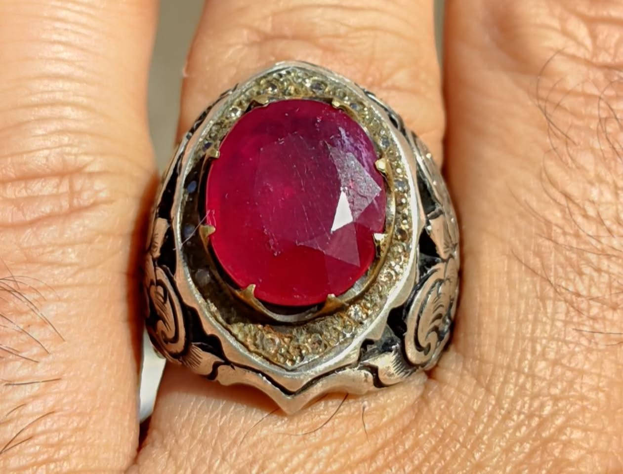 الياقوت الافريقي الاحمر للبيع ***********
