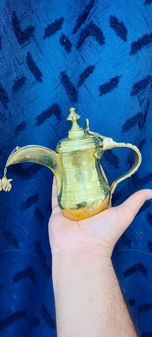 صبحكم الله بالخير والبركه 🇮🇶🕊️🇮🇶دلة نجميه صفره منقوشه بلكامل قياس 15سنتم من أجمل وارقى مايكون أبداع في دقه العمل للاستفسار خاص او الاتصال على الرقم التالي ***********أخوكم كرار الشيخ
