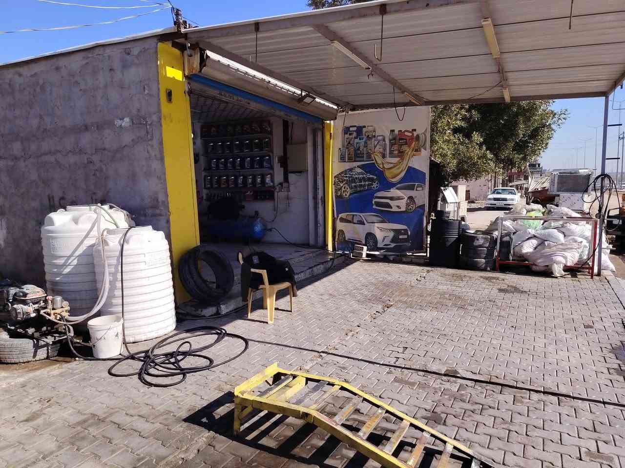 سلام عليكم للبيع محل دهن وغسل المحل عرضه 5متر نزال 20 متر بي ماطور هوه جديد وماطور غسل جديد تانكيات مكانه نجف حي العسكري شارع السبيس قرب صيدليه الحسان *********** ايجاره 250 بشهر
