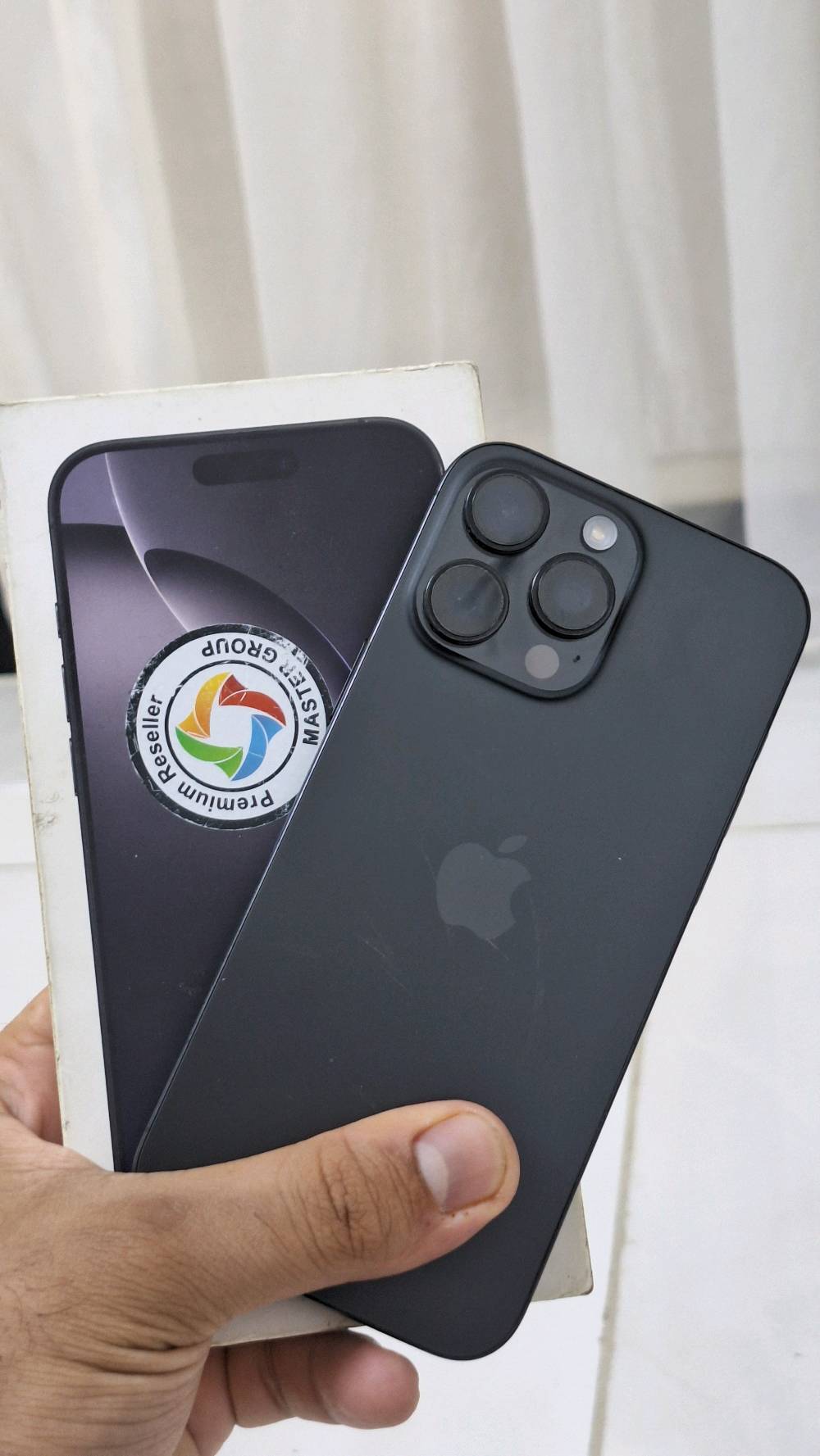 ايفون ١٦ برو ماكس لون مميز جداً (اسود بلاك)
ضمان ماستر ينتهي الضمان مالته بشهر الثامن
نسبه البطاريه ١٠٠% مشحون ١٦٤ 
مكفول كفاله عامه من الفتح والتصليح 
كامل ملحقات /كارتون /كيبل الاصلي / كفر 
فقط بي هذه الملاحضات كما موضح بالصور بسبب الزكه كما موضح بالصوره 
مكاني بغداد مدينه الصدر 
للاستفسار الاتصال عل الرقم 
السعر مليون و ١٧٥ بي مجال حك الجيه فقط 
***********
متواجد بالواتساب