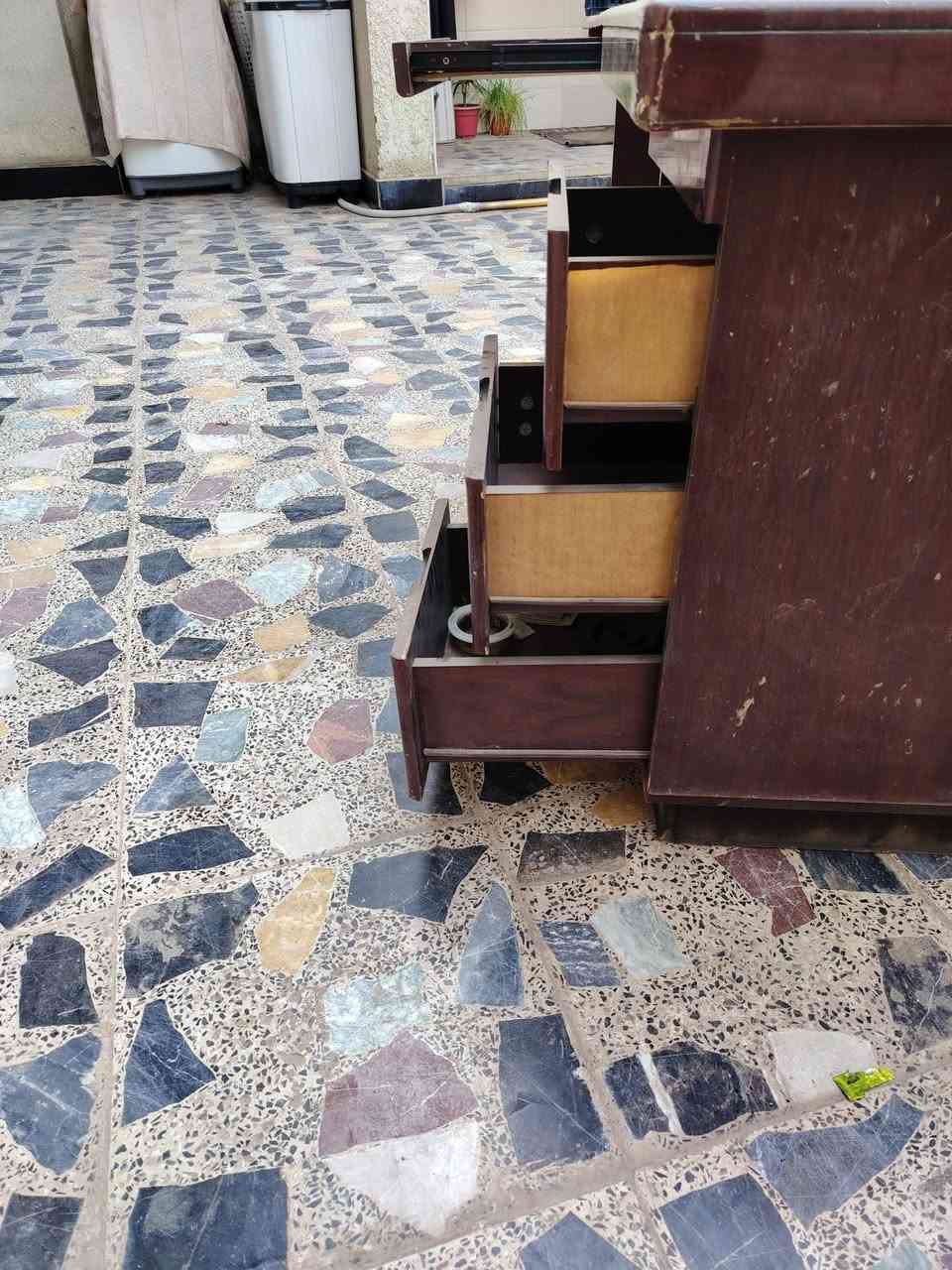 السلام عليكم ميز مكتب نظيف لسعر 50 (***********)ميسان ابورمانه
