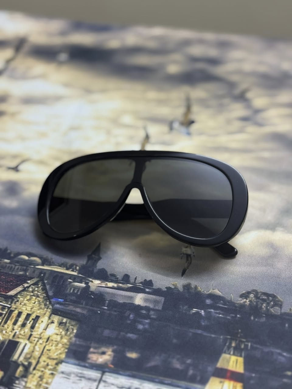 هاي تحفه من نوادر فنتج الي متتكرر
Gucci 

اورجنال 

ايطالي زيروو 

فخامه رئاسيه بحته 💯 

الحجم 62

فريم اسود 
لون عدسه اسود

القطعه كامله بحالة الزيرو 

للحجز والاستفسار خاص

ملاحظة: كامل تفاصيل المطلوبه موضحه بضور..


**إذا كنت صاحب هذا الإعلان وتريد حذفه لأي سبب، رجاءا أرسل رسالة إلى الدعم الفني**