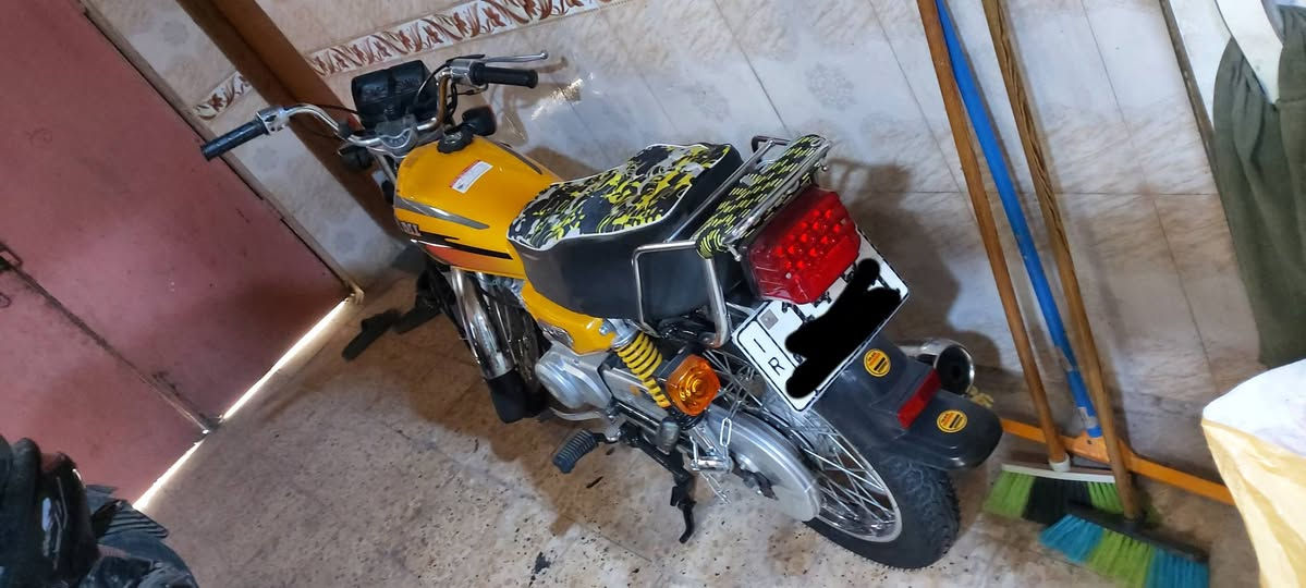 دراجة ناما شلامجة اصلي موديل 23 شهر ١١ طالعه من الوكيل بل ٢٥ بعدة جديدة بلاد مزودة لايت ابو النشرة و هرون سيدان و نشرة ارضية رقم بصرة باسمي تحوي مباشر
السعر ملونين وربع  هاتف ***********
