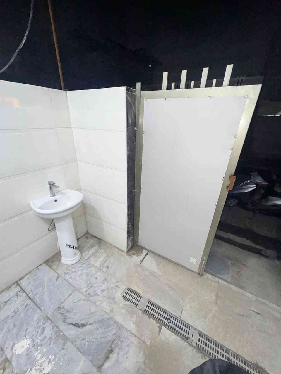 ملاحضه / العنده عقار 🏡#للبيــــــع ويريد يبيع #دزونه كافه التفاصيل العقار مع ذكر السعر وصور للعقار ورقم التلفون ☎️وان شاء الله باقرب وقت ينباع ان شاء الله🤲❤️
—————————————————————————

🔸 مشتمل للبيع طابو صرف مناسب ✅
 60متر  الواجهه 3ونص م والنزال 17 
بناء سنة 2025 تسليم🔑 درجه اولى كامل مكمل 

🔸الطابق 1️⃣كراج وصحيات خارجيه واستقبال ومطبخ حار وبارد وصحيات داخليه وغرفه نوم جوه 
     الطابق 2️⃣غرفتين نوم وصاله وبلكونه وصحيات كذالك
     الطابق 3️⃣بيتونه كبيره وسطحين 
البناء كله ممتاز ودرجه اولى ونضيف حديث جدا

🔸موقع الدار ممتاز جدا📍الشعب شارع الصحه بصف الشارع التجاري داخل فرع عريض مقابيل جامع قباء ومطعم محمد الكردي  ( شارع عرضه 20 )

+مناسب لحك قبل لاينباع ملاحظه اذ تحب تاخذه وتستثمره اجره الك ب600الف ايجار سريع  
🔸السعر: 145 وقابل للتفاوض 

مكتب ابو علي الدراجي للعقار 🏛️
 الشعب-نهايت شارع الصحه-مقابيل كرزات ركن الصحه 
***********📞
***********📞 ‭
‭***********‬📞
