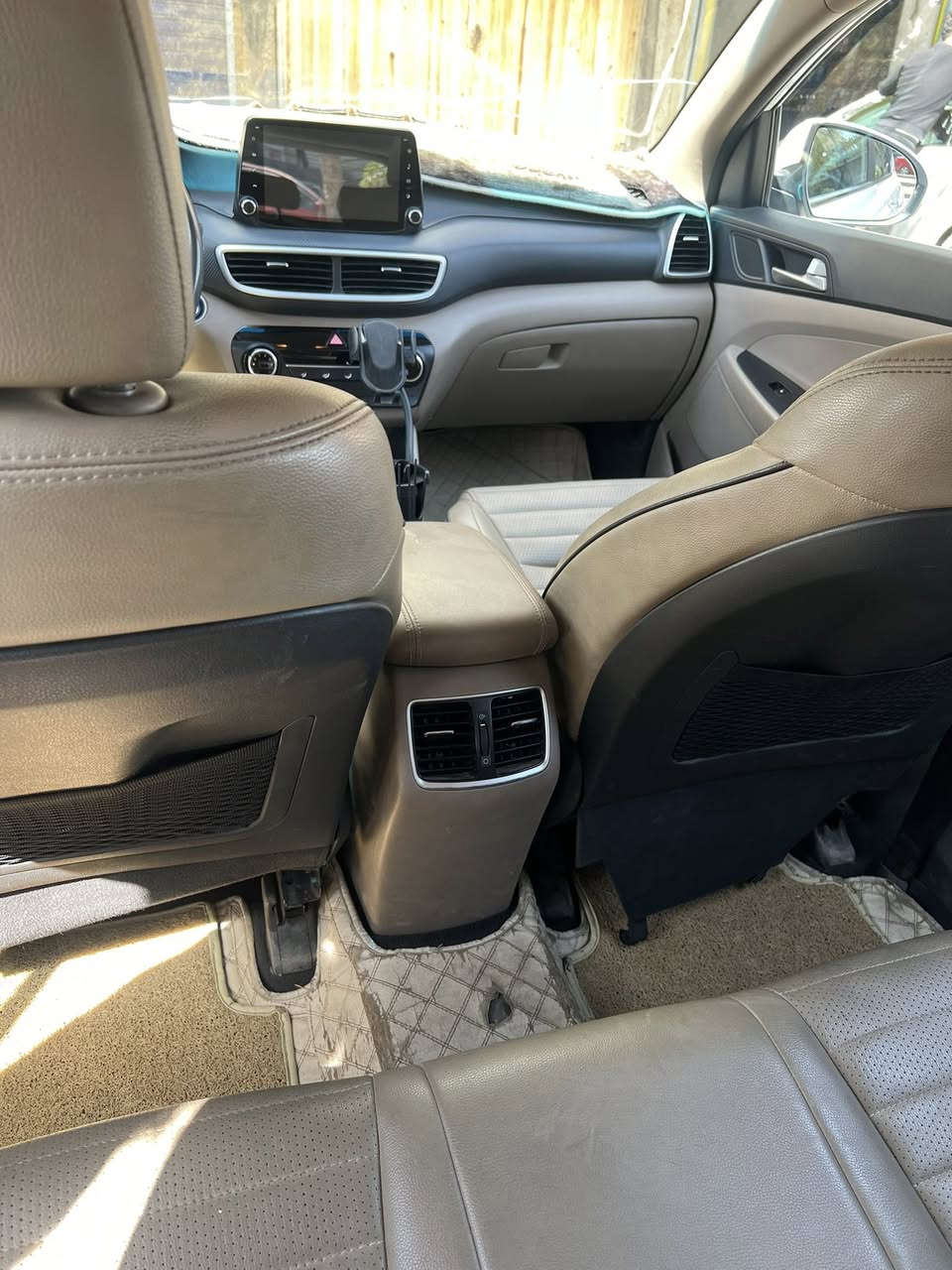 توسان للبيع 2019فول خليجي  ماعدا البانوراما ماشيه ١٢٠ سعر 185. رقم الهاتف ***********. صور موضحه أمامكم وموصافاتها
