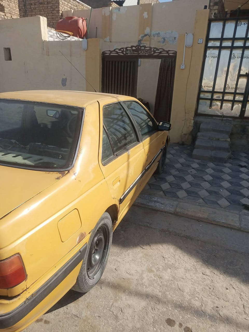 سيارة بيجو بارس موديل 13 رقم قادسيه مصفره هيئة وغرامات محرك وكير على الشرط سعرها 17 ورقه وبيها مجال شي قليل مكان السيارة الحمزة الشرقي رقم الهاتف ***********
