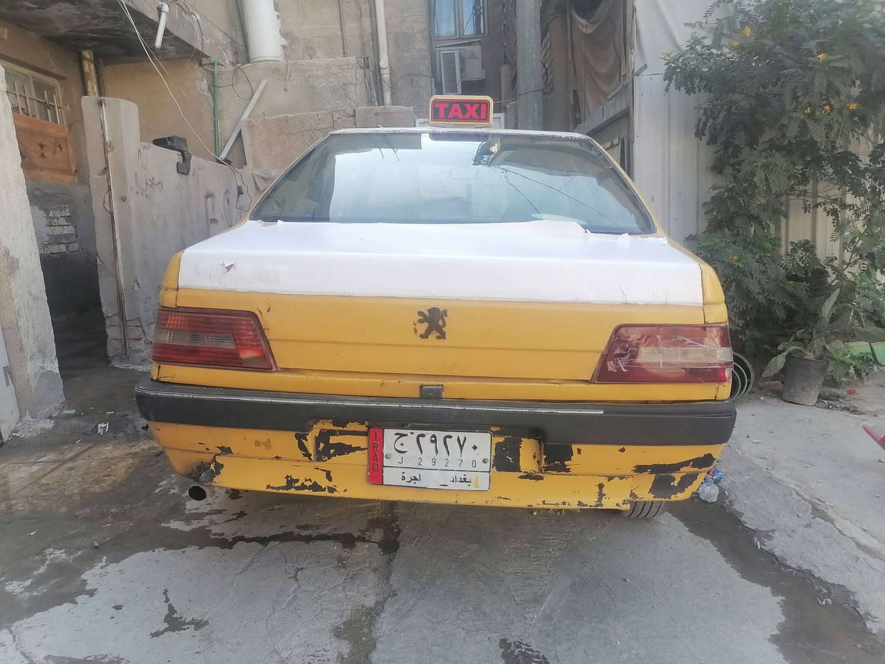 ألسلام عليكم بيجو 405 موديل 10 سنويه ما نافذه بدون راعي مستمسكاته يمي المكينة فرنسيه بيها كازكيت السعر 14 وبيها مجال قليل رقم ***********
