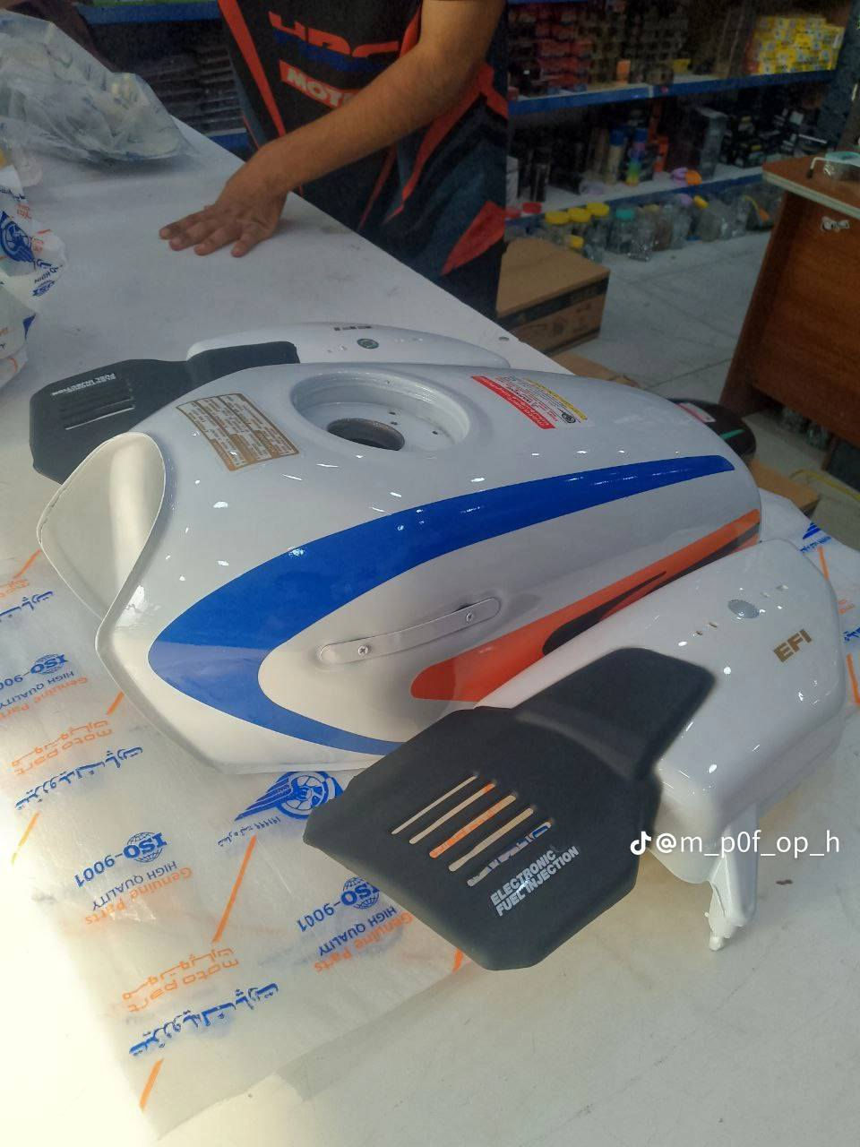 سلام عليكم شباب تانكي اصلي قبق بطح وسبايه جديد غير مستخدم سعرهن 50الف  ثنينه ***********بي وتساب
