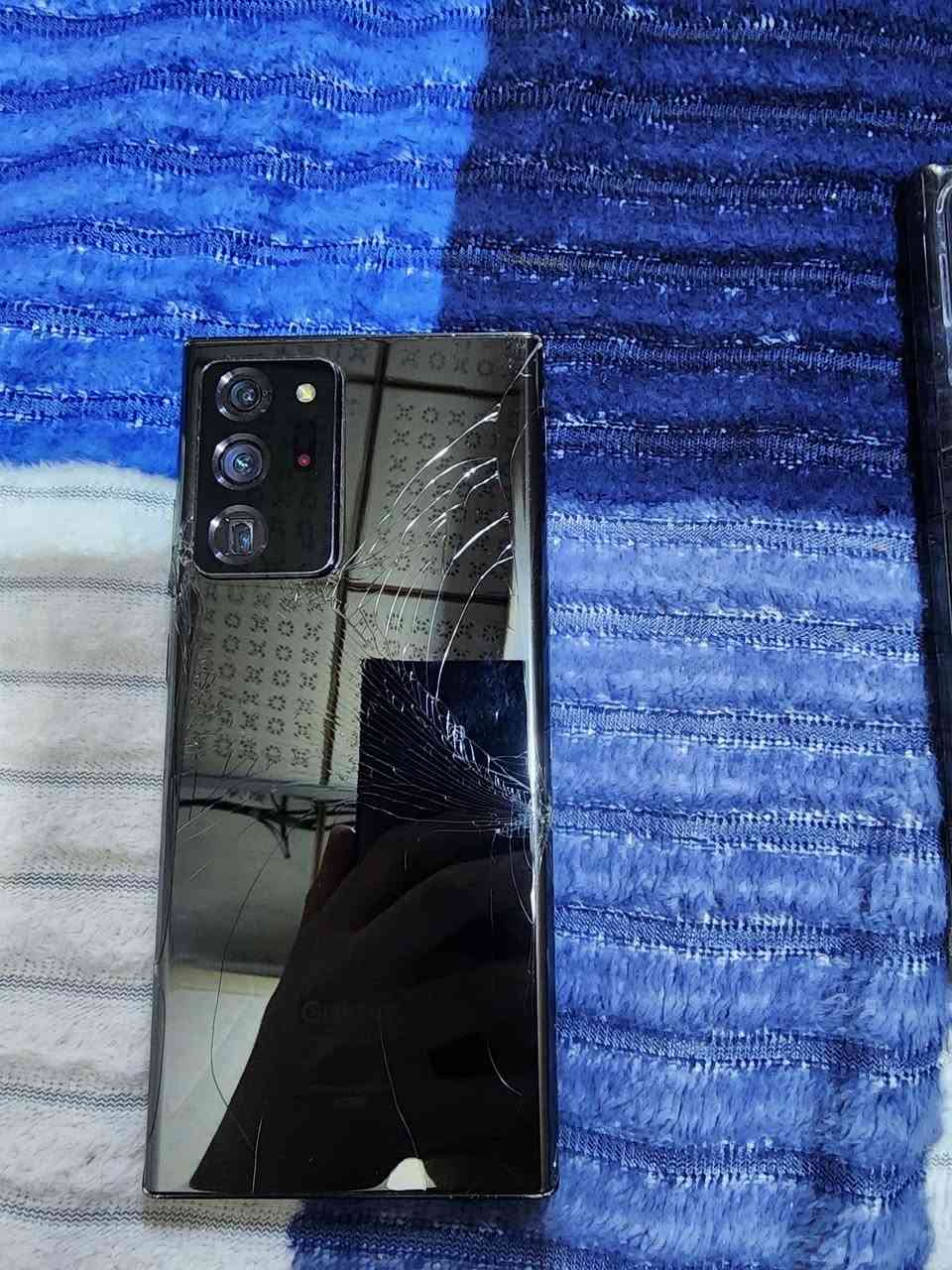 نوت 20 التر خط واحد 

ذاكرته 256 

90 فريم ببجي 

شاش 200 بكسل دقه 

معالج 12 لو 8

تصوير يطلع قمر كمرت حلوه

بيع او مروس 

سعر خاص 

رقم : *********** وتساب

