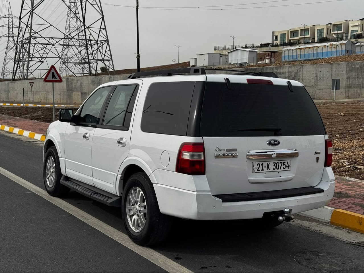 Ford Expedition XLT 
شەریکەی Niva
مۆدیل 2012
مواسەفات ⬇️
-دەبڵ ئەکسل بە شەرت 4x4
-سڵایت 
-٦جام کارەبا 
-کوشن کارەبا 
-٣ڕیز کوشن ٧ نەفەری 
-تەبریت مەرکەزی 
گێڕ و مەکینە بە شەرت کامل سێرڤزی بۆ کراوە 
دەعم و لێدراوەی نیە نیو دەرگا کەمتر بۆیاخی 
هەیە بێ ناوگرتن ٢٥٠ دینار مەسرەفی تیا نیە 
نرخی 148 گەڵاو کەمێک معامەلە 
📞-0772 532 2500 السليمانية, العراق
