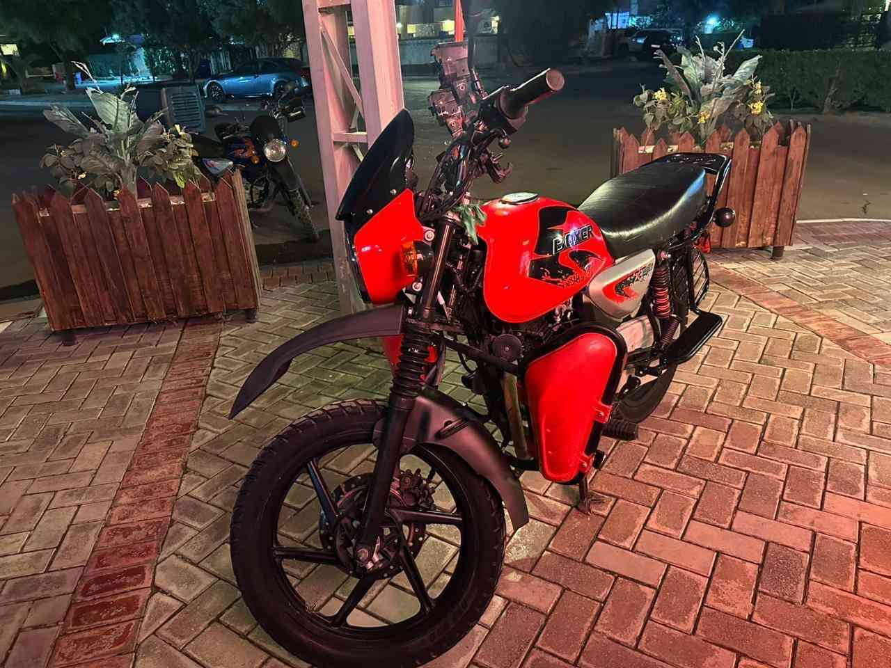 السلام عليكم شباب دراجه بوكسر موديل 2023 اوراق اصولي حته المكاتبه موجوده مال شركة المصطفى بسمي  دراجه نضافته 100/100 مناقصه اي شي خير من الله كهربائيات ومكينته جديده بوشه وبستم شركه السعر مليون و٥٠٠ وبيه مجال حك الجية *********** عنواني المنصور داودي
